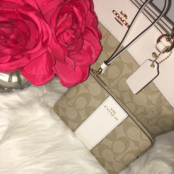 Coach Handbags - FINAL SALE 🌺New Coach wristlet 🌺
